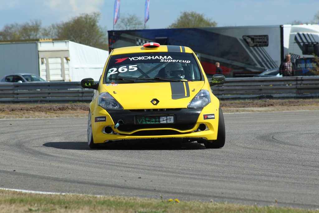Bjarne Haa Rasmussen (265) får mere og mere fart i den gule Renault Clio 3. Bilen er stadig ny for ham, men han biler stille og roligt mere dus med den, og det sekventielle gearskifte
(Foto: JJ Media)